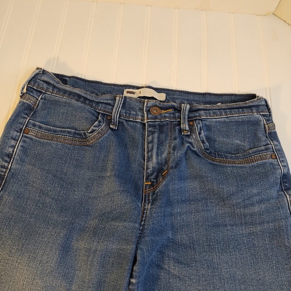 Levis Womens 4 Blue Denim Cuffed Capri Jeans Medium Wash Stretch Cropped Beach - Picture 2 of 6